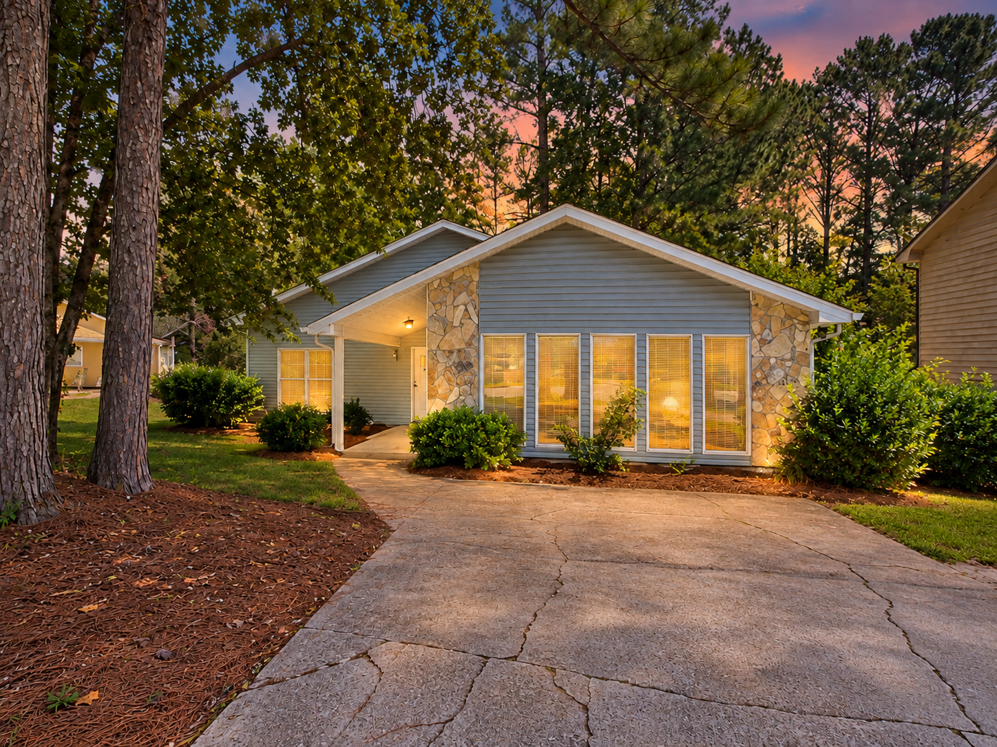4BR Home in Riverdale , GA