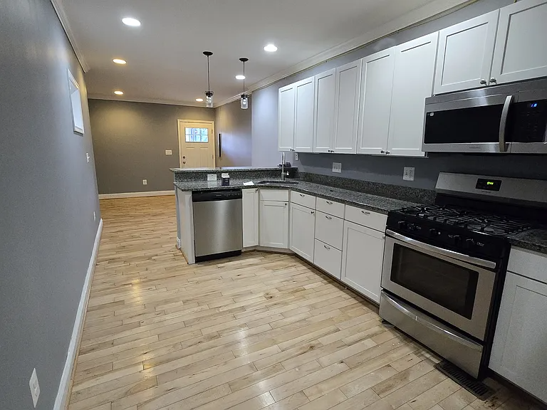 4BR Home in Baltimore , MD photo 3