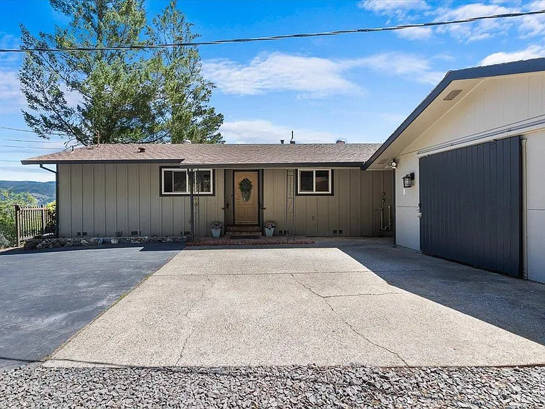 3BR Home in Ukiah , CA photo 2