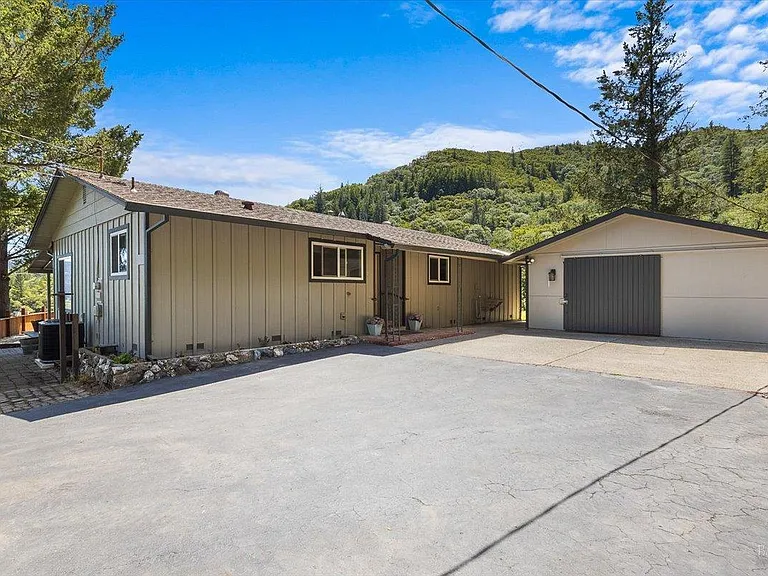 3BR Home in Ukiah , CA photo 3