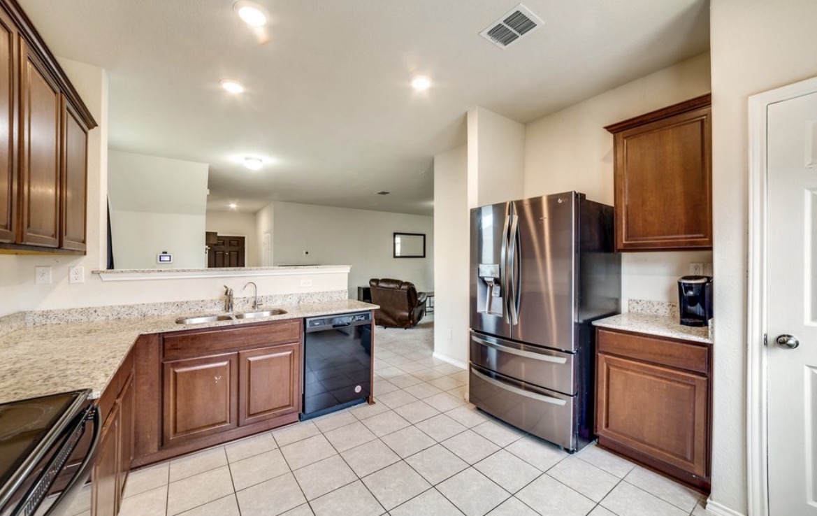 4BR Home in San Antonio , TX photo 2
