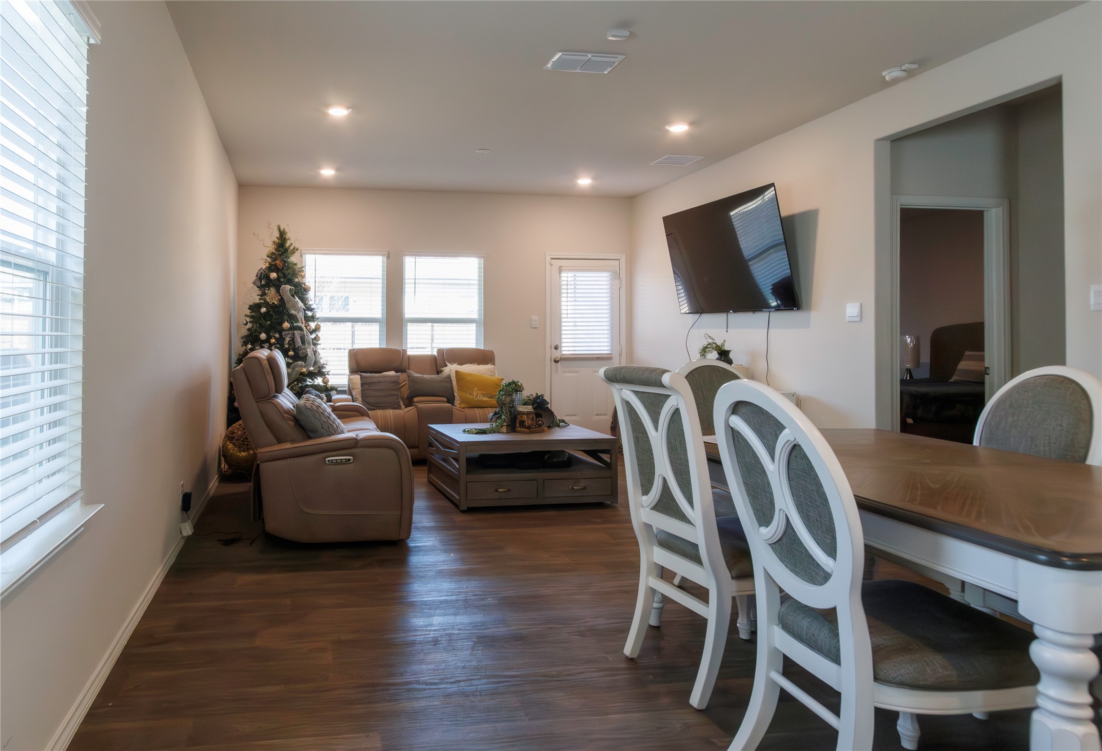 4BR Home in Converse , TX photo 2