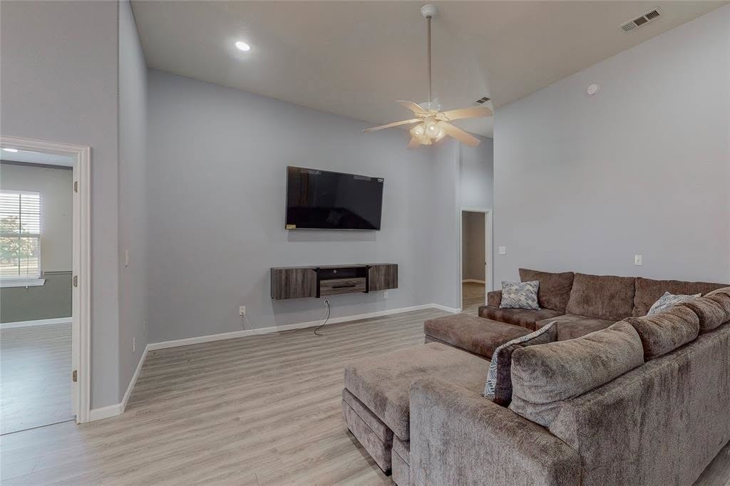 4BR Home in Corsicana , TX photo 2