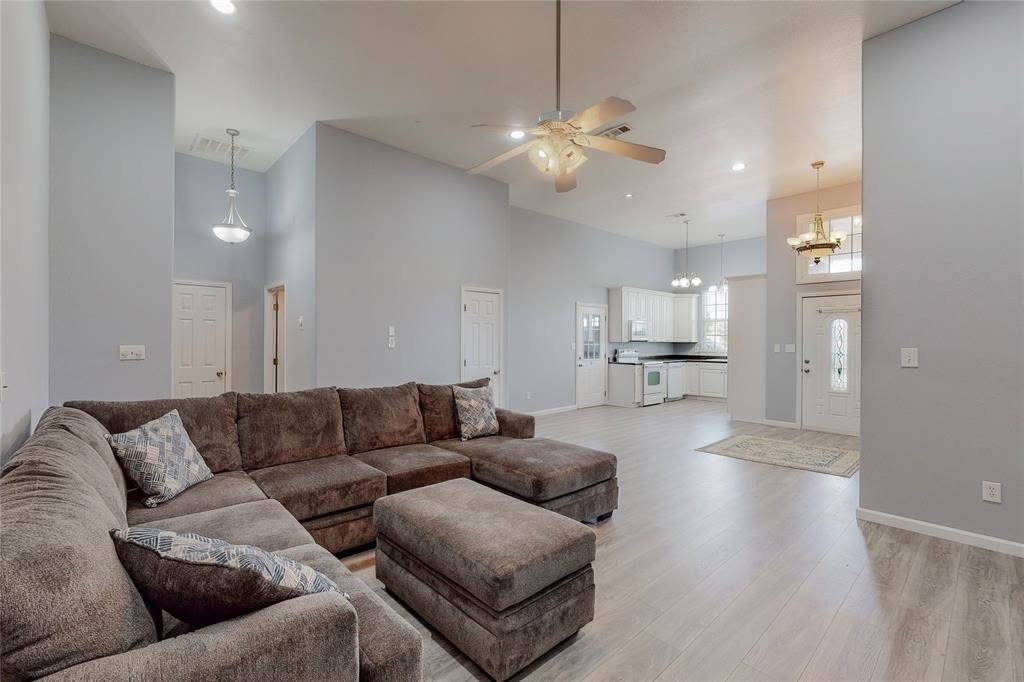 4BR Home in Corsicana , TX photo 3